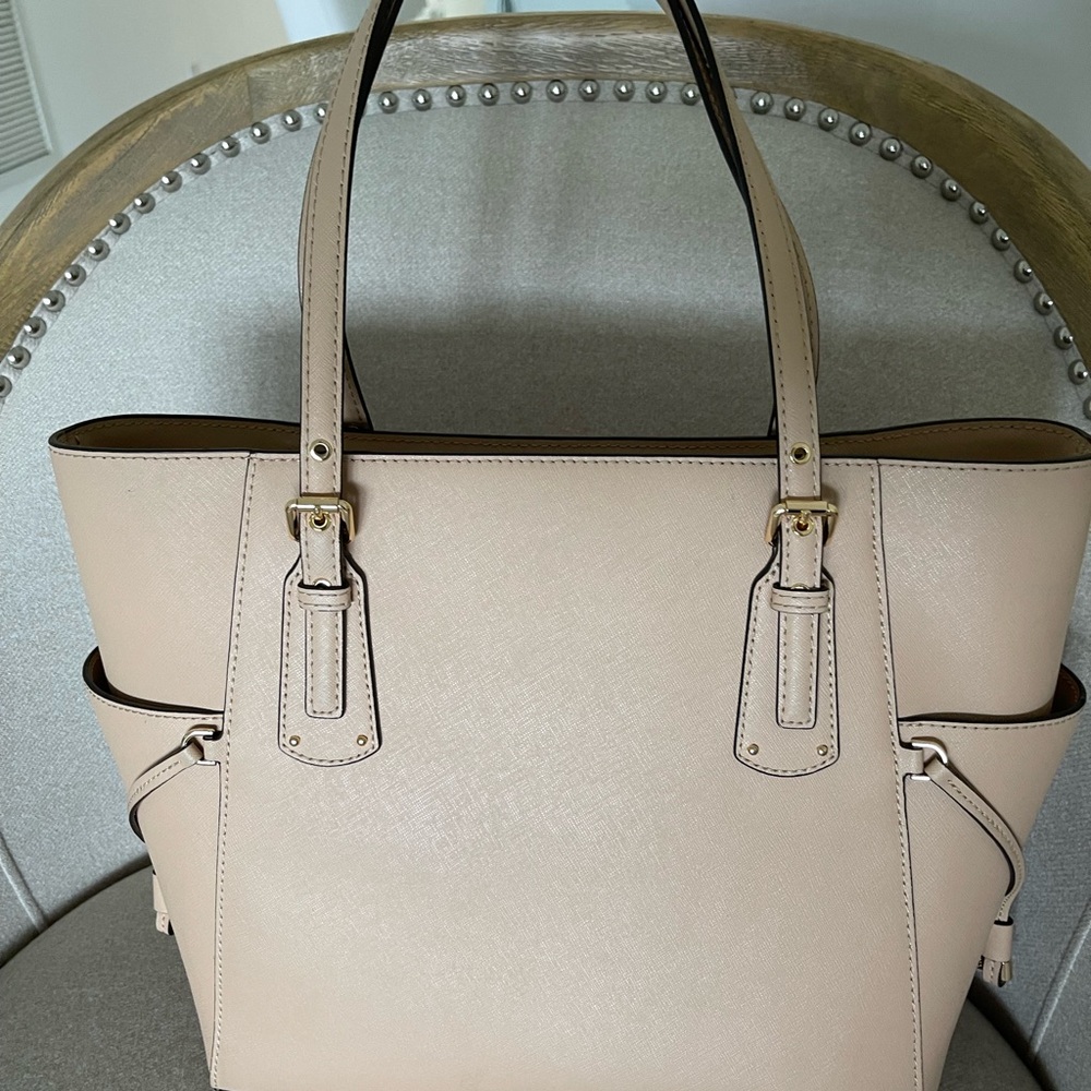 Michael Kors bag. Very good shape.